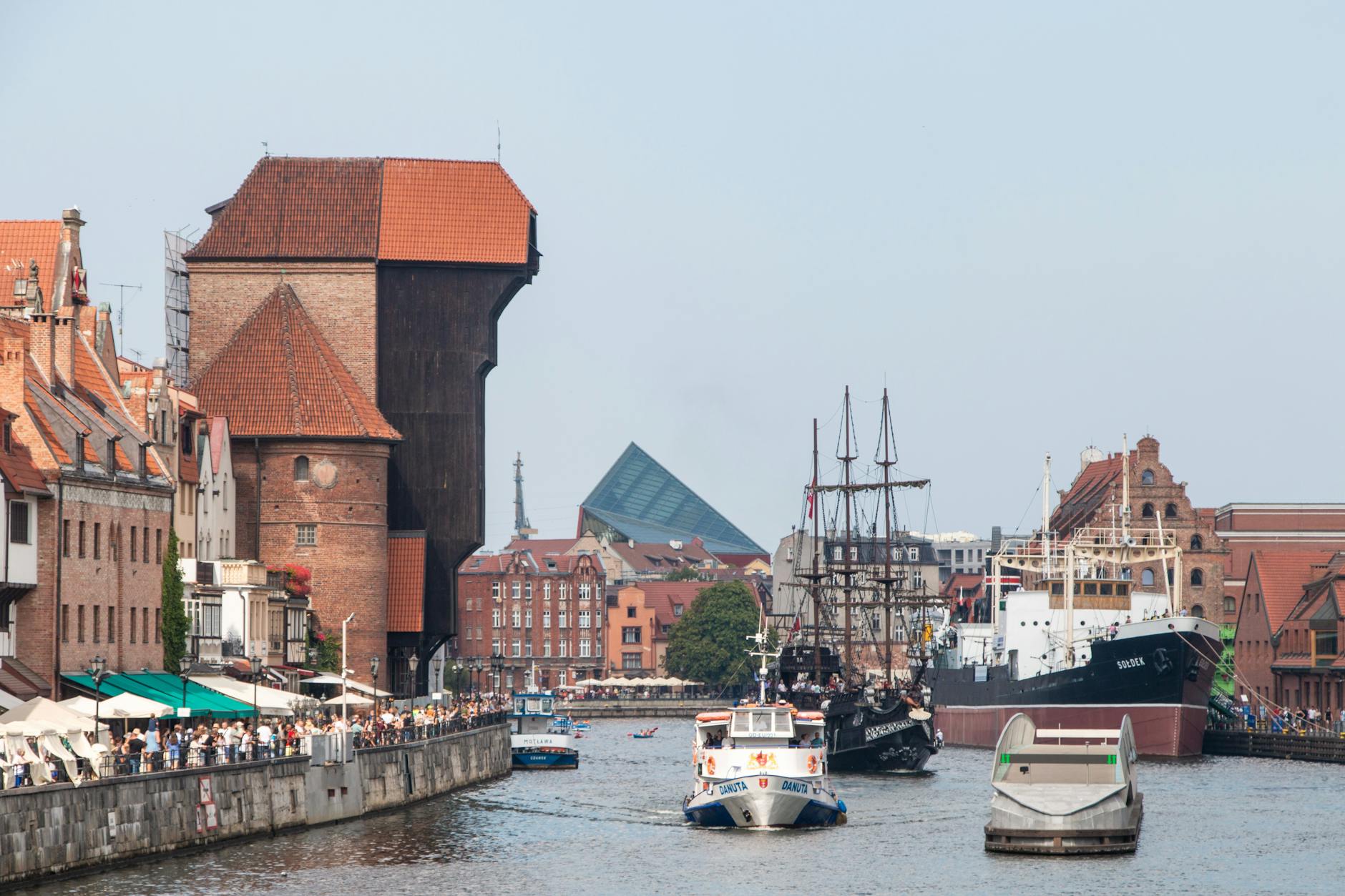 Plakat informacyjny o wydarzeniu kulturalnym i ostrzeżeniu o przerwach w dostawie prądu w Starogardzie Gdańskim